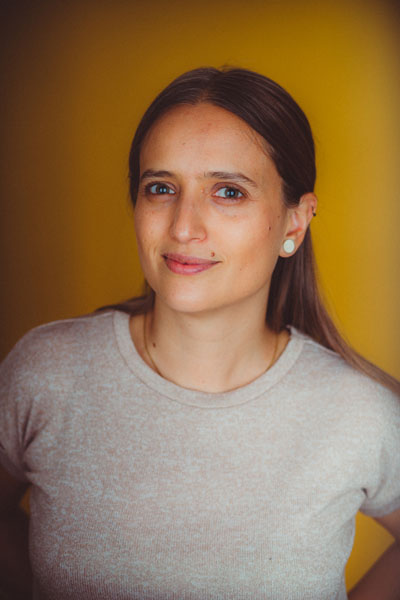 Mujer de piel clara, de unos treinta y tantos años, con ojos verdes y cabello largo castaño claro.